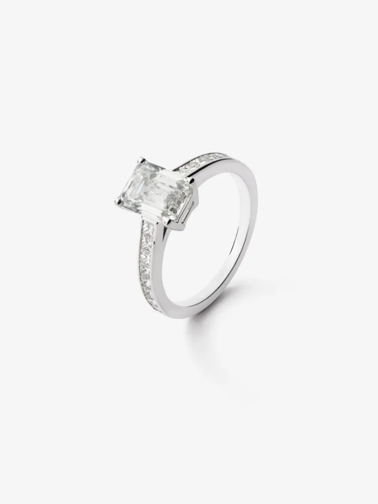 Anillo solitario de oro blanco de 18K con diamantes blancos en talla esmeralda de 2,12 cts y en talla princesa de 0,55 cts