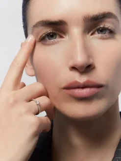 Anillo solitario de oro blanco de 18K con diamante central en talla brillante de 0,3 cts y brazo de 18 diamantes en talla brillante con un total de 0,13 cts