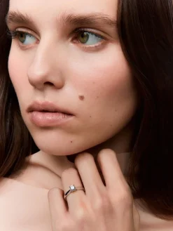 Anillo solitario de oro blanco de 18K con diamante blanco en talla brillante de 0,4 cts