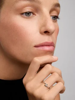 Anillo solitario de oro blanco de 18K con diamante en talla brillante de 0,1 cts