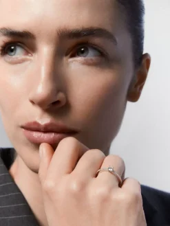Anillo solitario de oro blanco de 18K con un diamante central en talla brillante de 0,23 cts y brazo de 29 diamantes en talla brillante con un total de 0,12 cts