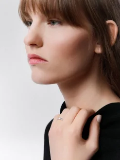 Anillo solitario de oro blanco de 18K con diamante en talla brillante de 0,15 cts