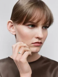 Anillo solitario de oro blanco de 18K con esmeralda y diamante