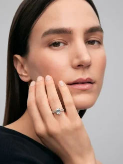 Anillo solitario de oro blanco de 18K con diamantes blancos en talla esmeralda de 2,12 cts y en talla princesa de 0,55 cts