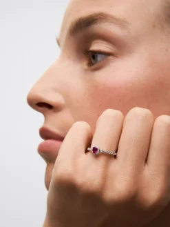 Anillo solitario de oro blanco de 18K con rub&iacute; rojo en talla oval de 0,24 cts y diamantes en talla brillante con un total de 0,24 cts