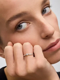 Anillo solitario de oro blanco de 18K con diamante central en talla brillante de 0,20 cts y diamantes en talla brillante con un total de 0,09 cts