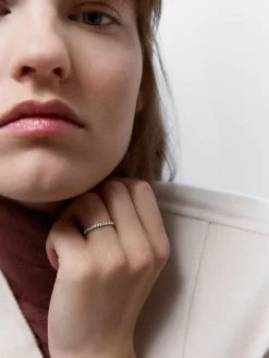 Anillo solitario de oro blanco de 18K con diamantes en talla brillante de 0,73 cts