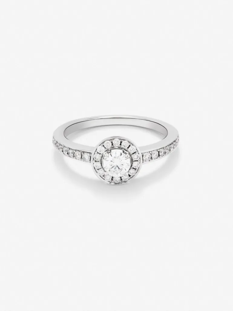 Anillo solitario de oro blanco de 18K con diamante central en talla brillante de 0,15 cts y orla y brazo con 30 diamantes en talla brillante con un total de 0,28 cts