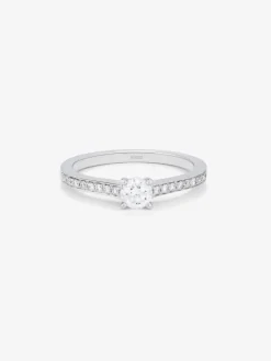 Anillo solitario de oro blanco de 18K con diamante central en talla brillante de 0,3 cts y brazo de 18 diamantes en talla brillante con un total de 0,13 cts