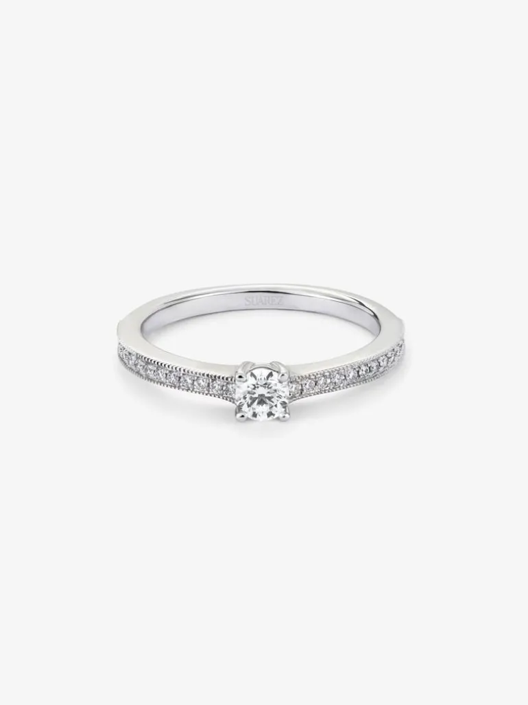 Anillo solitario de oro blanco de 18K con un diamante central en talla brillante de 0,23 cts y brazo de 29 diamantes en talla brillante con un total de 0,12 cts