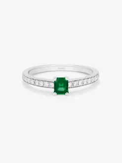 Anillo solitario de oro blanco de 18K con esmeralda y diamante