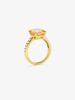 Anillo solitario de oro blanco de 18K con cuarzo citrino en talla oval de 4,4 cts y diamantes en talla brillante de 0,29 cts