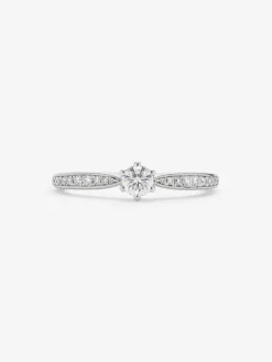 Anillo solitario de oro blanco de 18K con diamante central en talla brillante de 0,20 cts y diamantes en talla brillante con un total de 0,09 cts