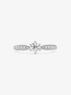 Anillo solitario de oro blanco de 18K con diamante central en talla brillante de 0,40 cts y diamantes en talla brillante con un total de 0,19 cts