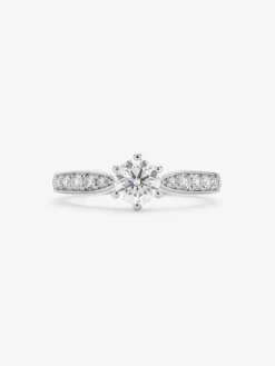 Anillo solitario de oro blanco de 18K con diamante central en talla brillante de 0,70 cts y diamantes en talla brillante con un total de 0,30 cts