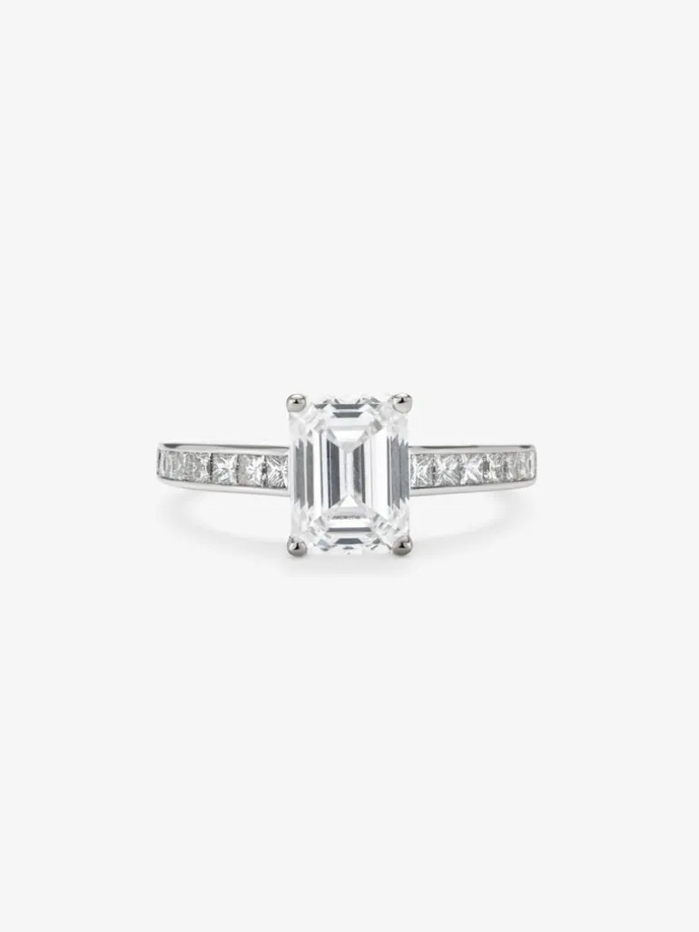 Anillo solitario de oro blanco de 18K con diamantes blancos en talla esmeralda de 2,12 cts y en talla princesa de 0,55 cts