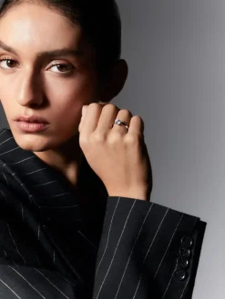 Anillo solitario de oro blanco de 18K con diamante en talla brillante de 1,5 cts