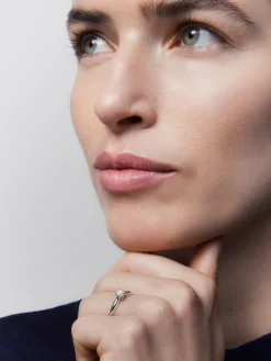 Anillo solitario de oro blanco de 18K con diamante en talla brillante de 0,2 cts