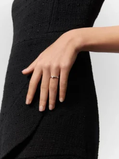 Anillo solitario de oro blanco de 18K con diamante en talla brillante de 0,15 cts