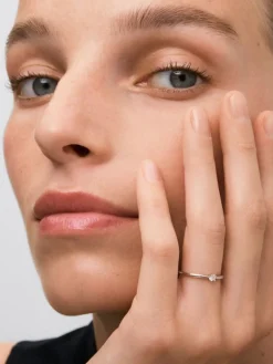 Anillo solitario de oro blanco de 18K con diamante en talla brillante de 0,09 cts