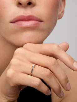 Anillo solitario de oro blanco de 18K con diamante en talla brillante de 0,08 cts