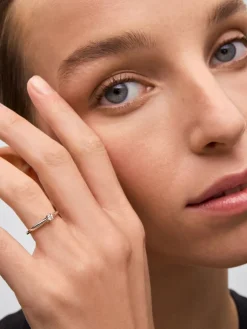 Anillo solitario de oro blanco de 18K con diamante en talla brillante de 0,1 cts