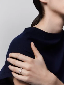 Anillo solitario de oro blanco de 18K con diamante central en talla esmeralda de 0,3 cts y 26 diamantes en talla brillante con un total de 0,13 cts