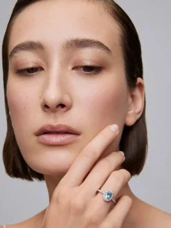 Anillo solitario de oro blanco de 18K con aguamarina y diamantes