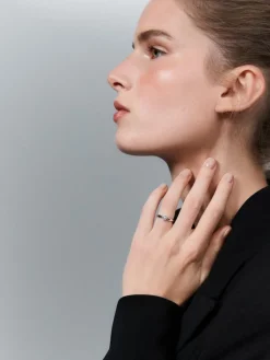Anillo solitario de oro blanco de 18K con diamante en talla brillante de 0,4 cts