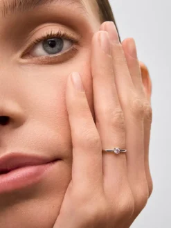 Anillo solitario de oro blanco de 18K con diamante en talla brillante de 0,1 cts