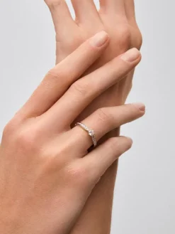 Anillo solitario de oro blanco de 18K con diamante central en talla brillante de 0,25 cts y diamantes en talla brillante con un total de 0,13 cts