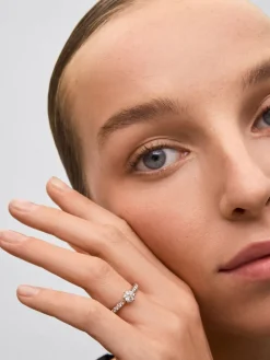 Anillo solitario de oro blanco de 18K con diamante central en talla brillante de 0,70 cts y diamantes en talla brillante con un total de 0,30 cts