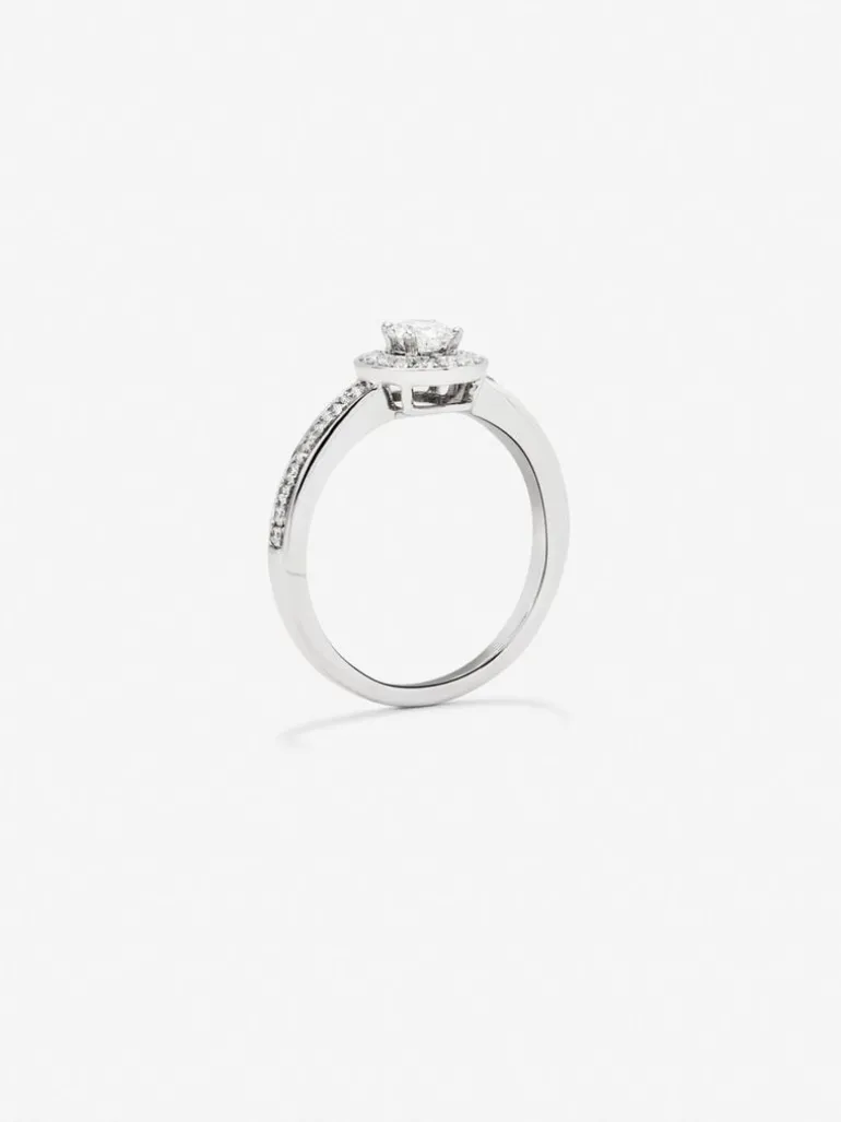 Anillo solitario de oro blanco de 18K con diamante central en talla brillante de 0,15 cts y orla y brazo con 30 diamantes en talla brillante con un total de 0,28 cts