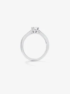 Anillo solitario de oro blanco de 18K con diamante central en talla brillante de 0,3 cts y brazo de 18 diamantes en talla brillante con un total de 0,13 cts