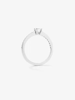 Anillo solitario de oro blanco de 18K con diamante central en talla esmeralda de 0,3 cts y 26 diamantes en talla brillante con un total de 0,13 cts