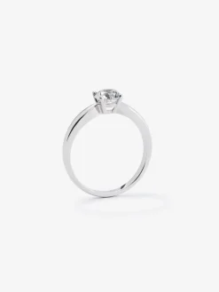 Anillo solitario de oro blanco de 18K con diamante en talla brillante de 0,7 cts