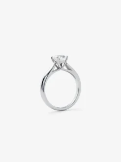 Anillo solitario de oro blanco de 18K con diamante en talla brillante de 1 cts