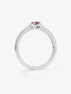Anillo solitario de oro blanco de 18K con rub&iacute; rojo en talla oval de 0,24 cts y diamantes en talla brillante con un total de 0,24 cts