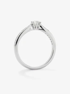 Anillo solitario de oro blanco de 18K con diamante central en talla brillante de 0,25 cts y diamantes en talla brillante con un total de 0,13 cts