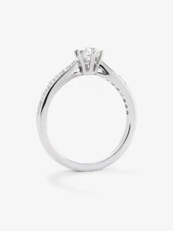 Anillo solitario de oro blanco de 18K con diamante central en talla brillante de 0,40 cts y diamantes en talla brillante con un total de 0,19 cts