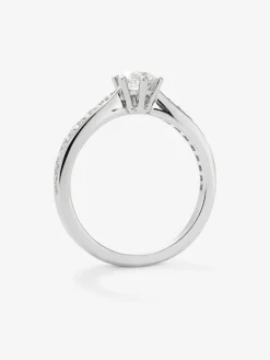 Anillo solitario de oro blanco de 18K con diamante central en talla brillante de 0,50 cts y diamantes en talla brillante con un total de 0,23 cts
