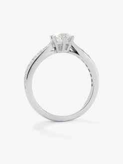 Anillo solitario de oro blanco de 18K con diamante central en talla brillante de 0,70 cts y diamantes en talla brillante con un total de 0,30 cts