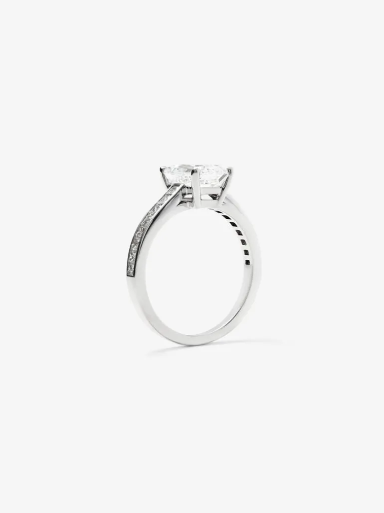 Anillo solitario de oro blanco de 18K con diamantes blancos en talla esmeralda de 2,12 cts y en talla princesa de 0,55 cts