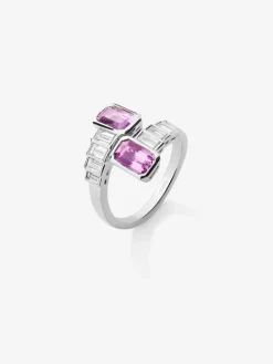 Anillo tú y yo de oro blanco de 18K con 2 zafiros rosas en talla octogonal con un total de 2,51 cts y 8 diamantes en talla baguette con un total de 0,72 cts