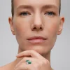 Anillo tú y yo de oro blanco de 18K con esmeraldas verdes en talla octogonal de 1,83 cts y diamantes en talla baguette de 0,57 cts