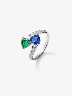 Anillo tú y yo de oro blanco de 18K con zafiro azul intenso en talla pera de 1,93 cts, esmeralda verde en talla pera de 0,89 cts y 14 diamantes en talla brillante con un total de 0,89 cts