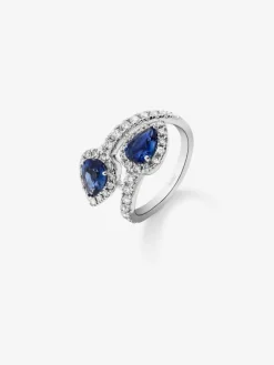 Anillo tú y yo de oro blanco de 18K con 2 zafiros azules en talla pera con un total de 1,4 cts y 44 diamantes en talla brillante con un total de 0,77 cts