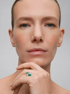 Anillo tú y yo de oro blanco de 18K con esmeraldas verdes en talla octogonal de 1,83 cts y diamantes en talla baguette de 0,57 cts