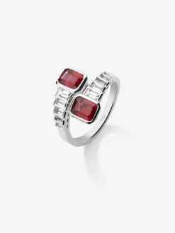 Anillo tú y yo de oro blanco de 18K 2 con rub&iacute;es rojos en talla octogonal con un total de 2,06 cts y 10 diamantes en talla baguette con un total de 0,57 cts