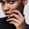 Anillo tú y yo de oro blanco de 18K con 2 perlas akoya de 7mm y 62 diamantes en talla brillante con un total de 0,22 cts